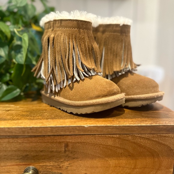 {Ugg} Toddler Size 7 Tassel Boot - Picture 2 of 6